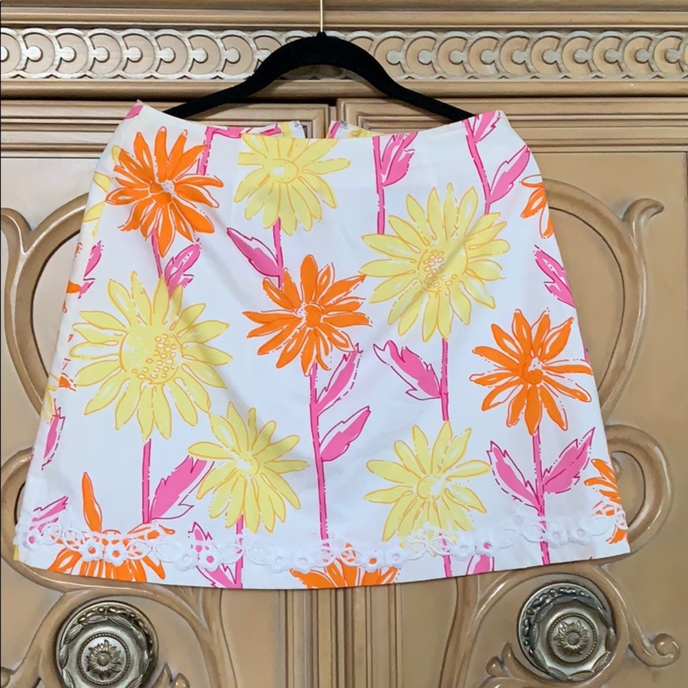 Lilly Pulitzer-daisy flower straight skirt. Euc 4